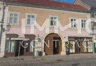 WOHN-UND GESCHÄFTSHAUS AUS DEM 16. JAHRHUNDERT IM HERZEN VON LANGENLOIS 100 m Kellerröhre, Nebengebäude, Innenhof, Geschäftslokale, usw.