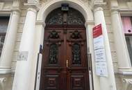 UNBEFRISTET - <> Repräsentative 7-Zimmer Altbauwohnung mit Blick auf das Rathaus – ca. 300 m² in bester Innenstadtlage - auch ideal als Büronutzung