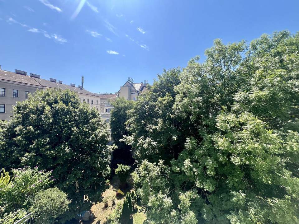 Hofruhelage: Altbauwohnung mit Grünblick!