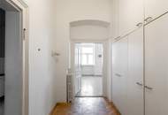 Große Familienwohnung // 6 Zimmer // Balkon möglich // Sanierungsbedürftig