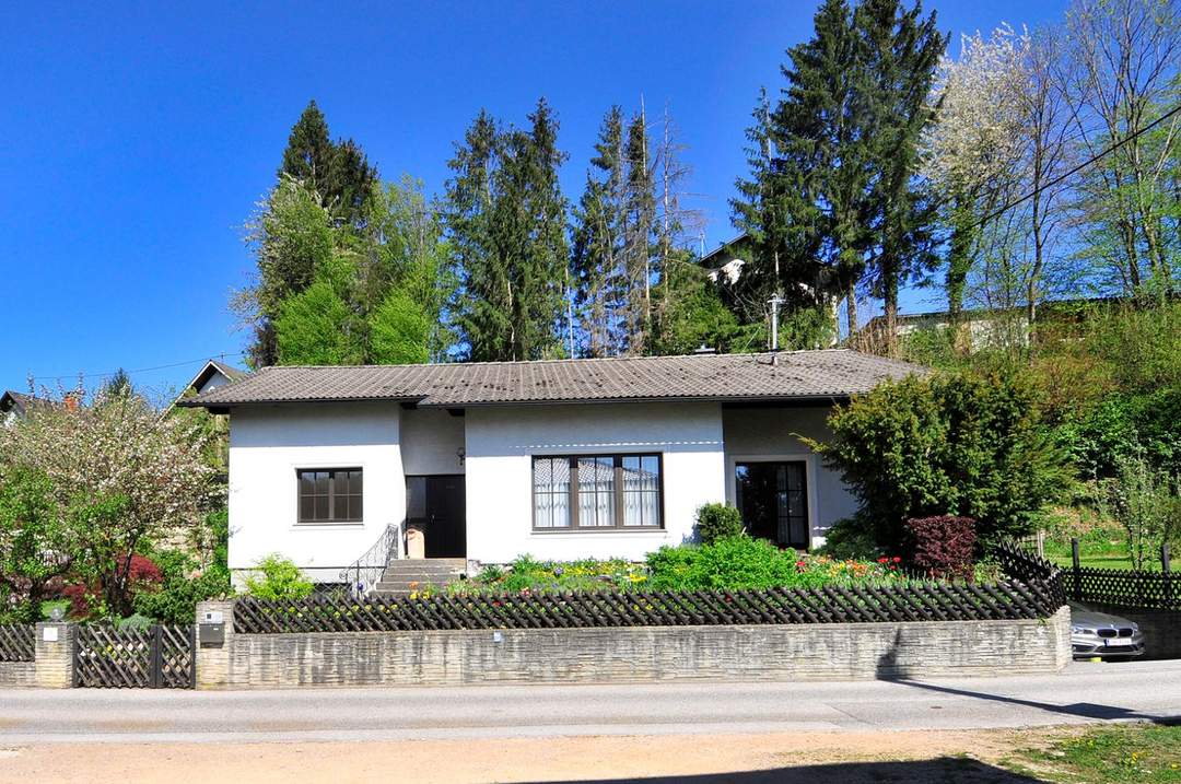 Unterkellerter Bungalow mit traumhaftem Garten u. Doppelgarage in zentraler Lage!