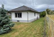 Großzügiger rundum eingezäunter Bungalow in ruhiger und sonniger Ortsrandlage
