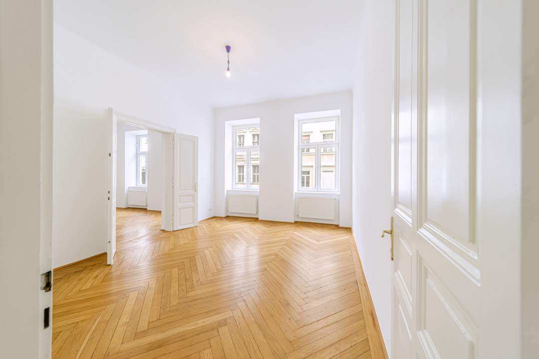 4-Zimmer-Altbauwohnung mit Balkon und Fischgrätparkett in ruhiger Innenhoflage