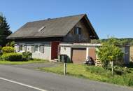 Älteres Wohnhaus mit angebauter Doppelgarage im Freiland