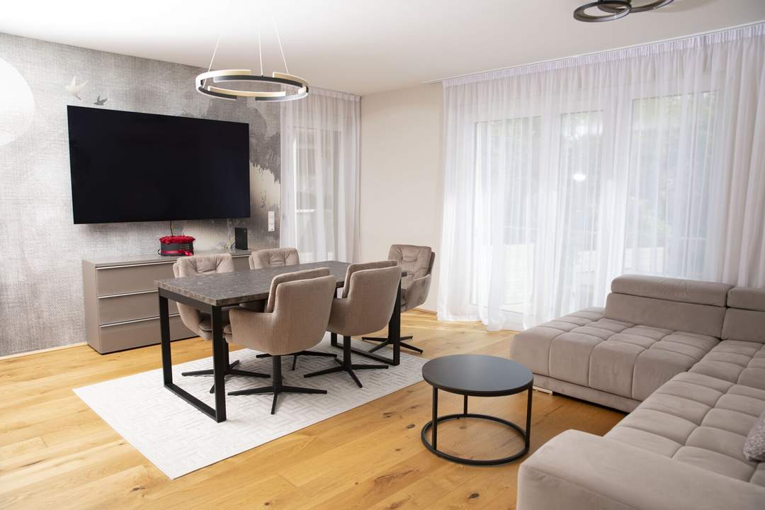 Luxury Living in Wiener Neustadt! Hochwertig möblierte 3-Zimmer-Wohnung zwischen Bahnhof und Innenstadt | Sofort bezugsfertig | Freier Grünblick | Große Glasfronten, Balkon & Loggia | Tiefgaragenplatz