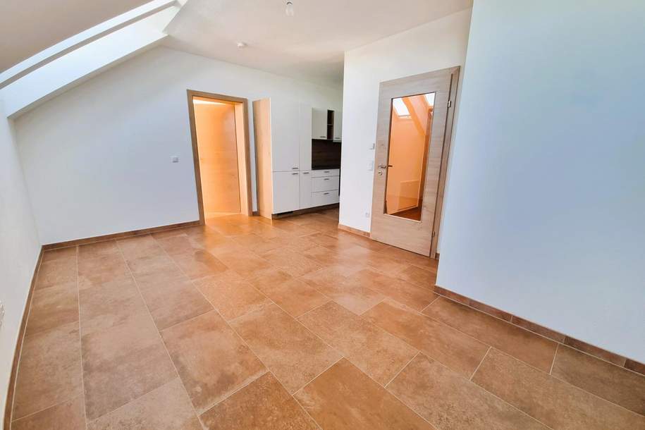 Neuwertige 2-Zimmer-Dachgeschosswohnung mit Balkon und Fernblick, Wohnung-miete, 946,00,€, 5302 Salzburg-Umgebung