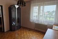 Renovierungsbedürftige 4 Zimmer Wohnung mit Loggia