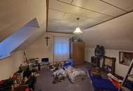 RARITÄT IN HOLLABRUNN: CHARMANTES, SANIERUNGSBEDÜRTIGES LANDHAUS MIT BAULANDRESERVE IN SEHR GUTER WOHNLAGE MIT HERRLICHEM GARTEN SAMT ALTBAUMBESTAND