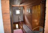 Sanierungsbedürftiges Mehrfamilienhaus mit großem Baugrundstück