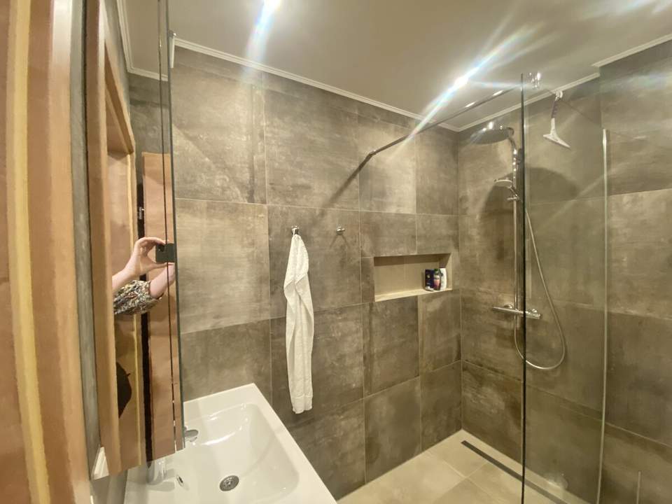 Perfekt + Hochwertig ! 2 Zimmer Wohnung + separater Küche und Essplatz. Furnished 1 bedroom next U1