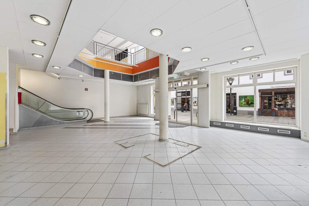 Mach diesen außergewöhnlichen Ort zu deinem! Großzügige Fläche in Bestlage von Wiener Neustadt | Zwei Etagen | Rolltreppe und Lift