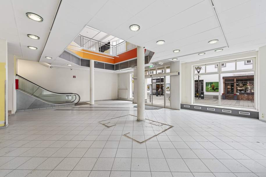 Mach diesen außergewöhnlichen Ort zu deinem! Großzügige Fläche in Bestlage von Wiener Neustadt | Zwei Etagen | Rolltreppe und Lift, Gewerbeobjekt-miete, 9.711,67,€, 2700 Wiener Neustadt(Stadt)