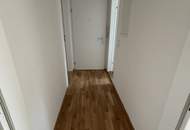 Modernisiert - hochwertig - durchdacht: diese 2,5-Zimmer Wohnung in hervorragender Lage überzeugt mit stilvoller Sanierung, ebenerdiger Dusche, hochwertigen Böden und viel Stauraum im großzügigen Kellerabteil - perfekt für Paare oder kleine Familien!