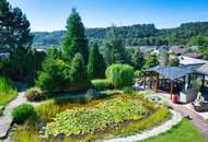 Exklusivität und Privatsphäre pur auf 2.610 m2 Grundfläche! Von der Terrasse in den Schwimmteich.