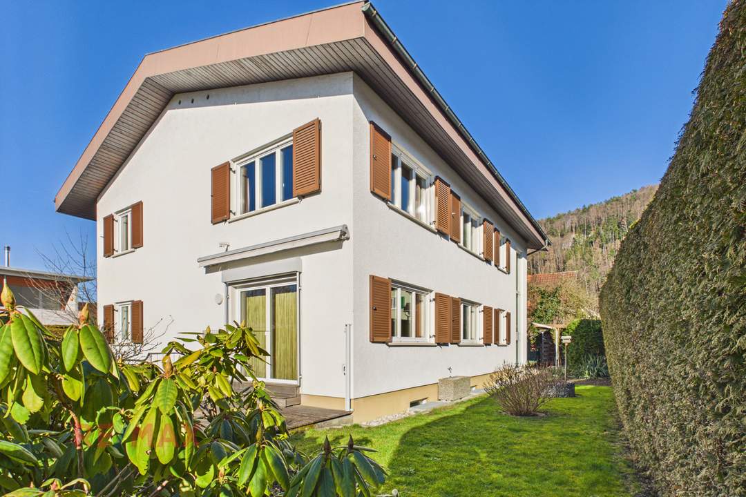 Wohnqualität und Raumvielfalt – gepflegtes Zweifamilienhaus mit Gartenidylle