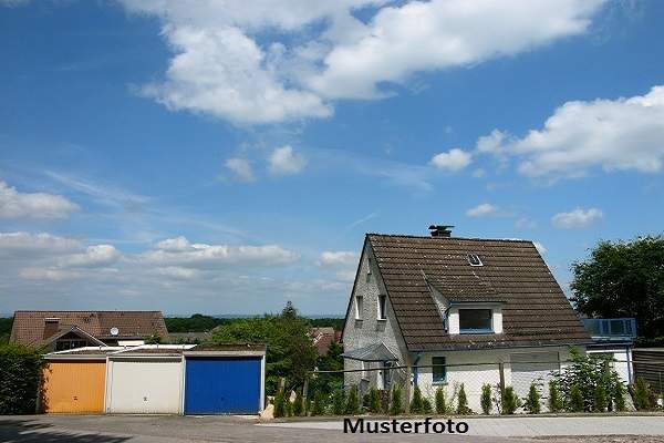 Einfamilienhaus mit Nebengebäude