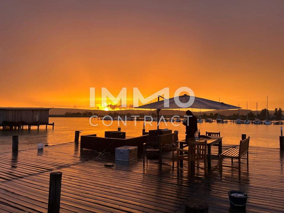 Bootshaus mit Garage, Kran, Wohnflächen und Terrassen mitten am See