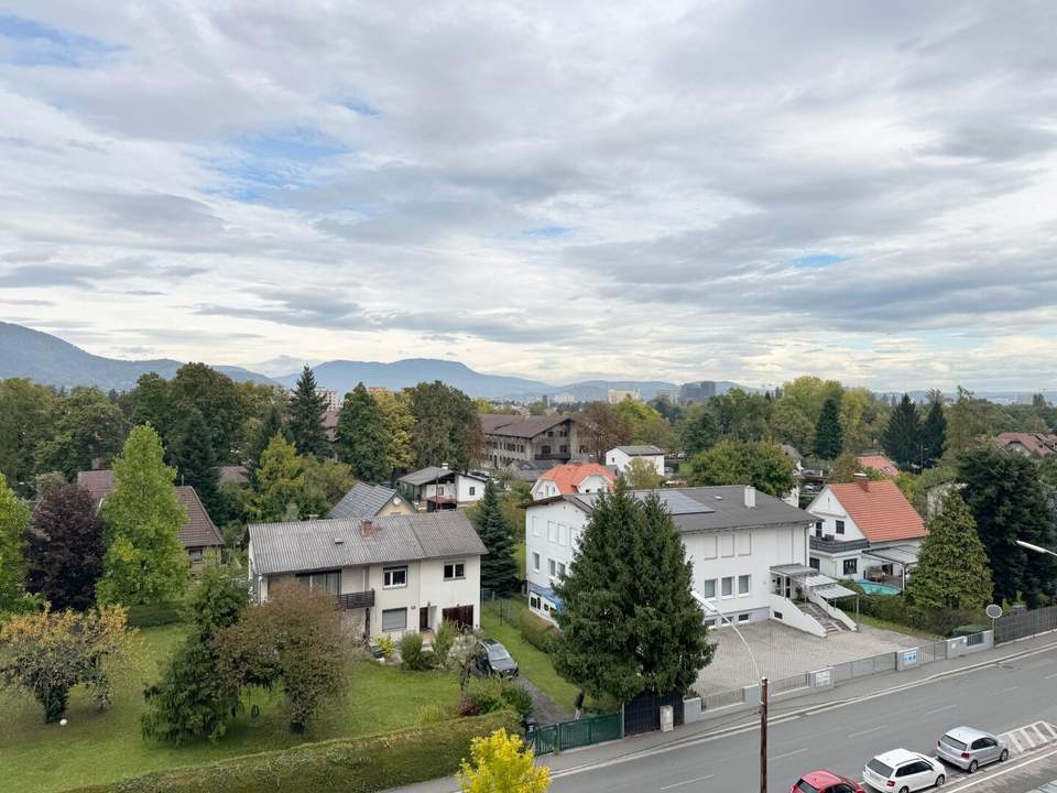 Wohnen über den Dächern von Graz: Sonnige Wohnung mit Balkon, Parkplatz und Lift