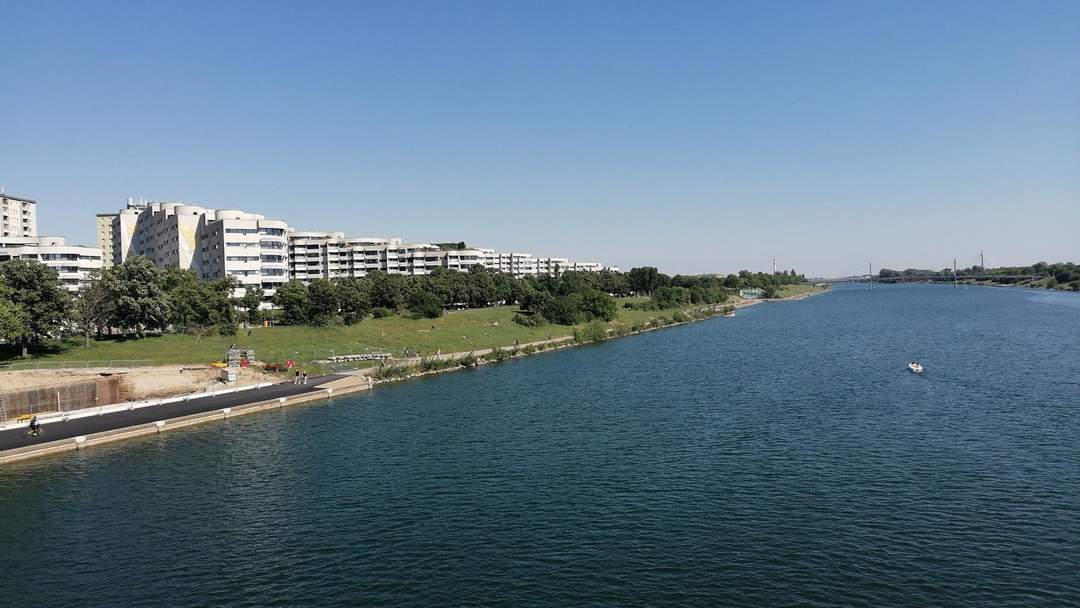 "Prime Location Near UNO-City: renovated apartment by Alte Donau"
