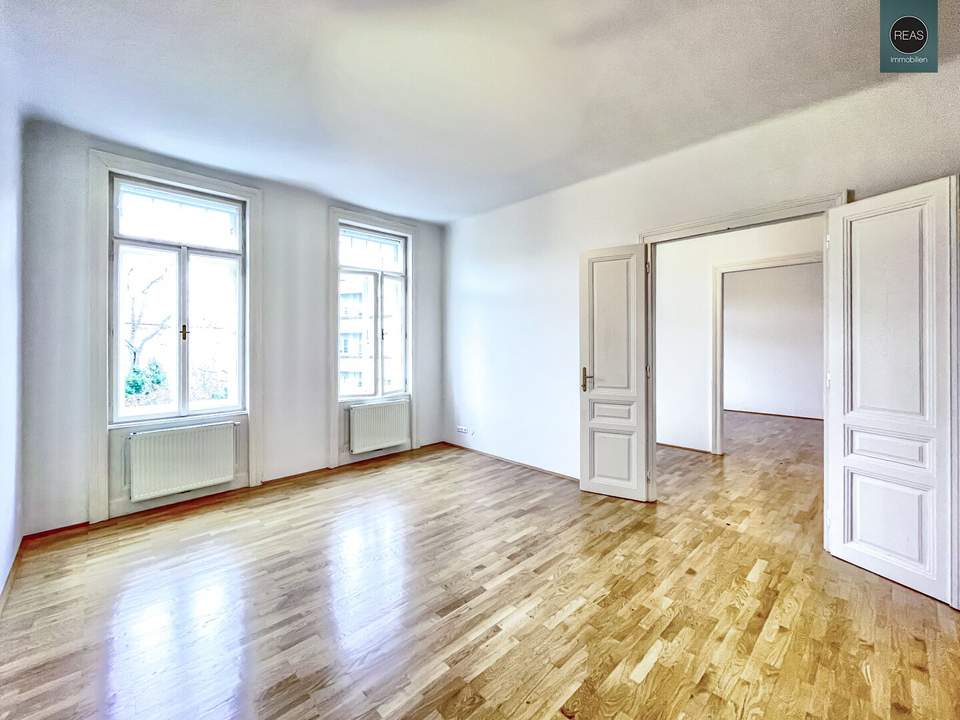 Büro: Stilvolles Altbauobjekt mit Klopfbalkon beim Währinger Schubertpark!