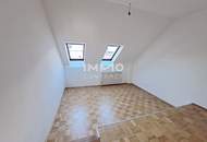 Dachgeschoßwohnung im Altbau: Erstbezug nach Sanierung mit Balkon und Einbauküche!