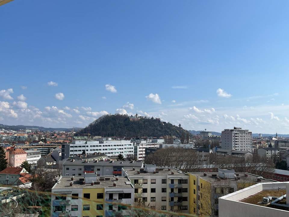 Neu sanierte, helle Wohnung mit toller Aussicht!