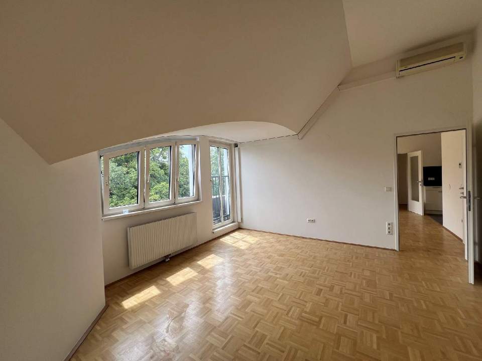 Klimatisierte, großzügige 2-Zimmer-Dachgeschosswohnung mit herrlichem Blick ins Grüne!