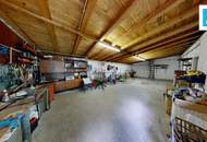 Bauernhaus mit grünem Gartenidyll und Naturpool