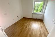 Ein Zuhause zum Verlieben: 4-Zimmer-Wohnung mit sonnigem Grünblick, lichtdurchfluteten Räumen, hochwertig saniertem Badezimmer, großzügiger Küche & viel Platz für Familien!