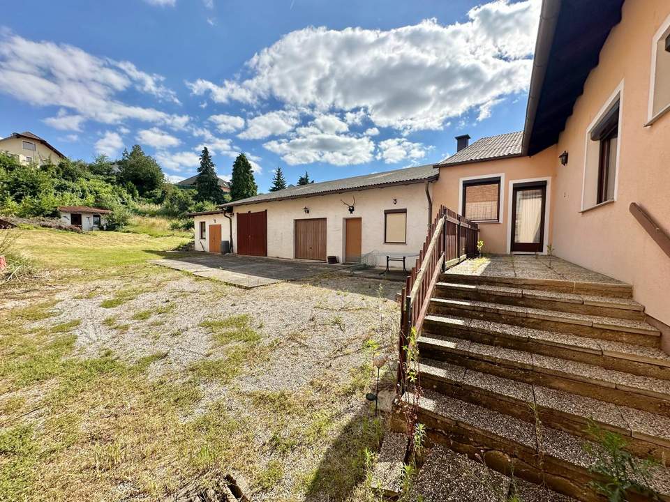 Landhaus mit großem Garten und Garage!