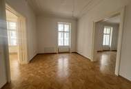 UNBEFRISTET - Repräsentative 9-Zimmer Altbauwohnung mit Balkon und Blick auf das Rathaus – ca. 293 m² in bester Innenstadtlage - auch ideal als Büronutzung