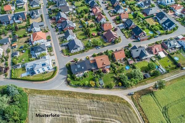 Großes Einfamilienhaus mit Terrassen und Garage