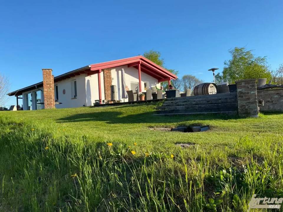 Bungalow mit Garagen und Kellergewölben