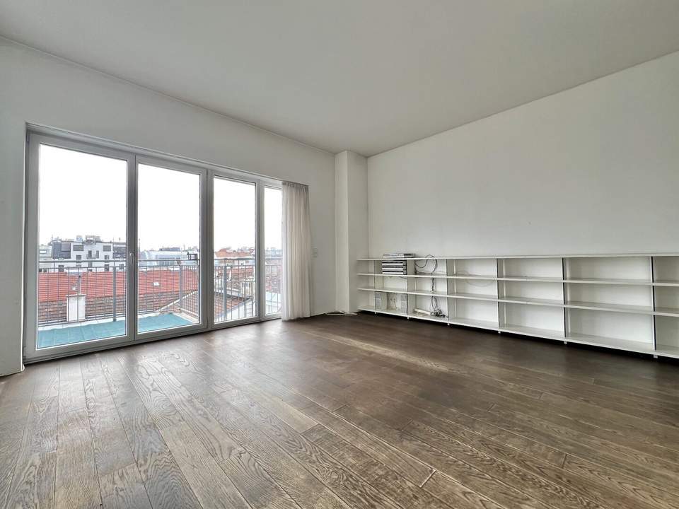 Weitblick, Ruhe & zentrale Lage – Sonnige Altbauwohnung mit Balkon