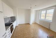UNBEFRISTET und teilsaniert - Moderne 2-Zimmerwohnung mit Blick auf den Schlossberg!
