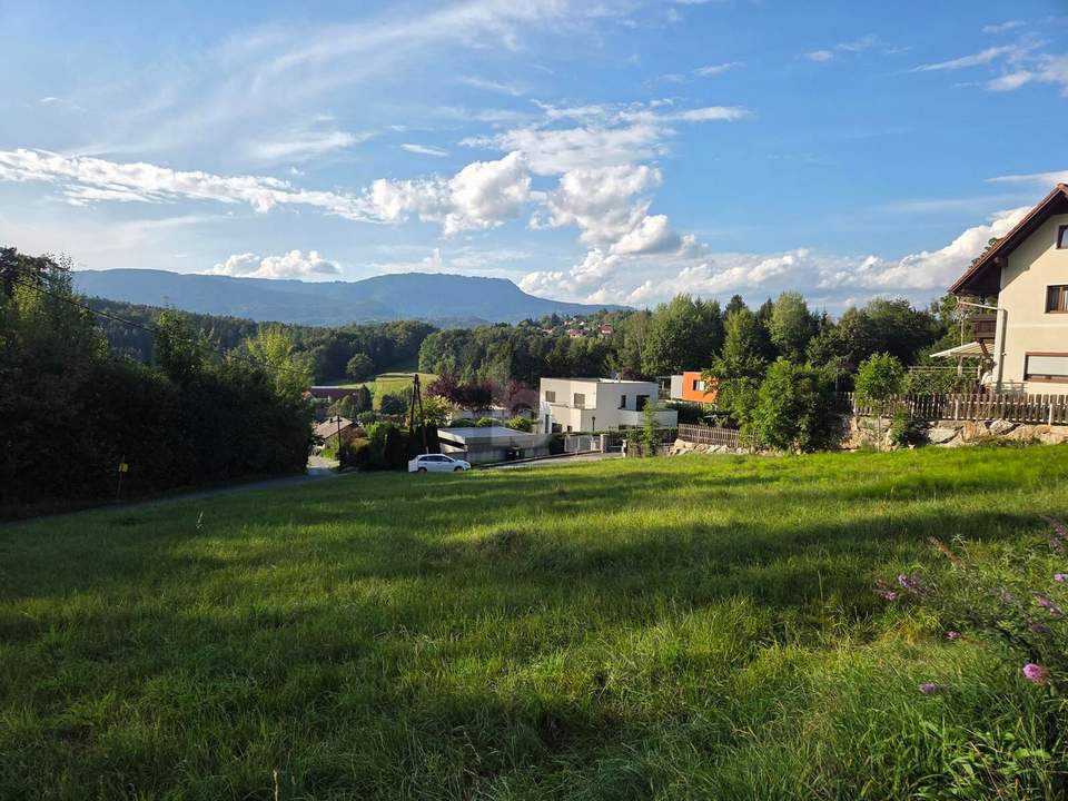 WO DIE STADT AUFHÖRT UND DAS WOHLFÜHLEN BEGINNT. TOP-GRUNDSTÜCK IN FÖLLING