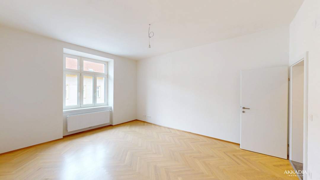 2-Zimmer-Wohnung mit großzügiger Loggia in saniertem Altbau