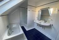 Top sanierte DG-Wohnung mit Balkon / nur 3 Wohneinheiten im Haus