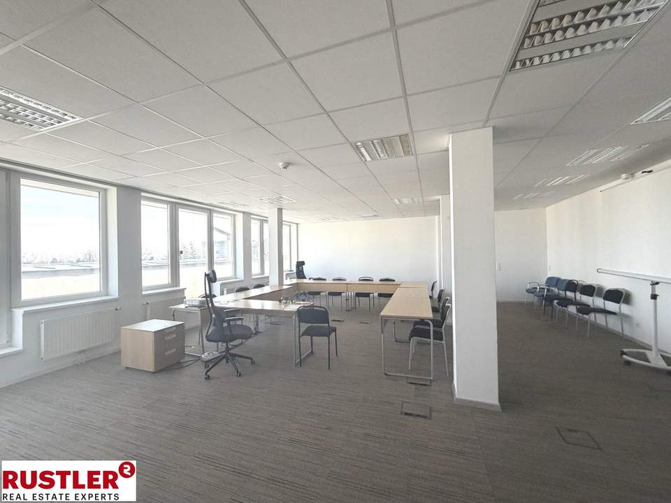 Arbeiten, wo andere flanieren – Exklusives Büro im DG der Mödlinger Altstadt