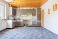Sanierungsbedürftiges Ein- Zweifamilienhaus mit Nebengebäude in ruhiger Lage