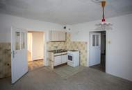 Kleines Haus mit Nebengebäude