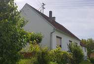 Einfamilienhaus mit Nebengebäuden und Garten