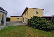 LIEBEVOLLER, SEHR GEPFLEGTER BUNGALOW SAMT NEBENGEBÄUDE MIT PARKÄHNLICHEM GARTEN IN TRAUMHAFTER WOHNLAGE MIT HERRLICHEM GRÜNBLICK DIREKT AN FELDER DER REGION ANGRENZEND