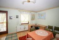 Großzügiges Ein-/Zweifamilienhaus mit ausgebautem Dachgeschoss, zwei Garagen und Garten in Paudorf