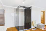 Stilvolle Villa mit gepflegtem Garten und großzügiger Garage