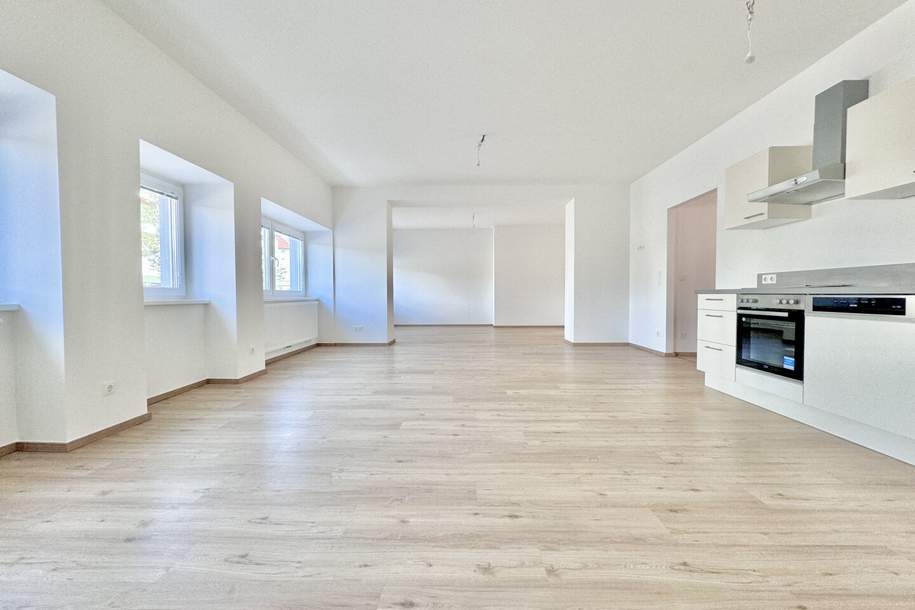 Lichtdurchflutete 89 m2! 2-Zimmer-Loft mit großzügigem Bad | Vollausgestattete Küche| Zwei Eingänge | Parkplatz inklusive, Wohnung-miete, 950,00,€, 2700 Wiener Neustadt(Stadt)