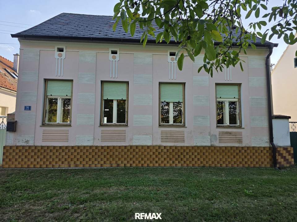 Streckhof in Moschendorf, 5 Zimmer, Wohnfläche 116 m², große Lagerflächen in den Nebengebäuden, 95.000 €
