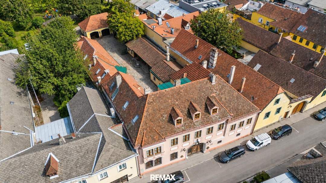 "Ca. 400 m² Wohnfläche plus weitere ca. 710 m² Nutzfläche mit viel Potenzial!"