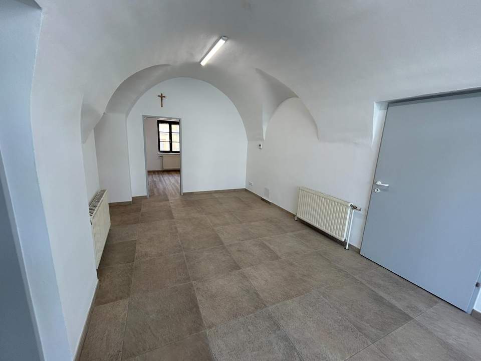 Repräsentatives Geschäftslokal am Hauptplatz von Laa an der Thaya – hell, großzügig &amp; vielseitig nutzbar