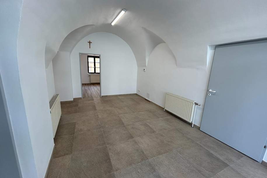 Repräsentatives Geschäftslokal am Hauptplatz von Laa an der Thaya – hell, großzügig &amp; vielseitig nutzbar, Gewerbeobjekt-miete, 1.151,11,€, 2136 Mistelbach